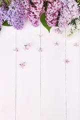 Papier Peint photo Lilas Fleurs lilas blanches, violettes et violettes de printemps sur fond de bois blanc. Vue de dessus avec fond, mise à plat.