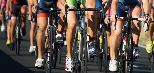 Compétition cycliste, athlètes cyclistes faisant une course à grande vitesse