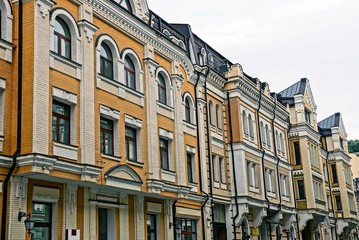 Fototapeta na wymiar Городская улица с частными коричневыми многоэтажными зданиями 