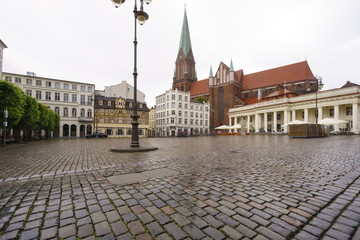 Obraz premium Markt und Dom in Schwerin an einem Regentag