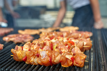 Meat skewers an tomatoes on the grill