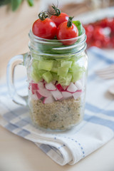 Quinoa Salat im Glas 