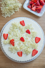 Käsekuchen mit Holunder und Erdbeeren