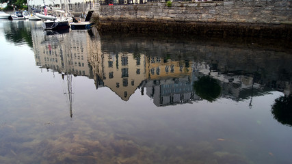Fototapeta na wymiar Urban reflection in water. 