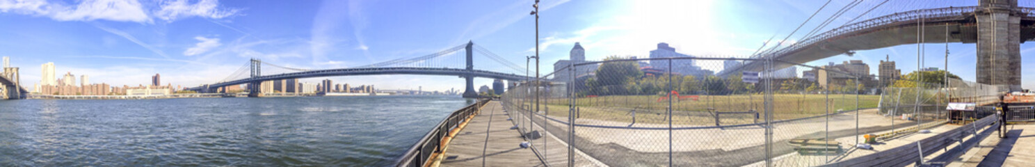 Fototapeta premium Panoramic view of New York City from Brooklyn Bridge Park