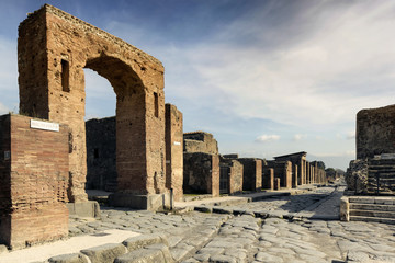 Pompei, incrocio con arco a Via dell'Abbondanza