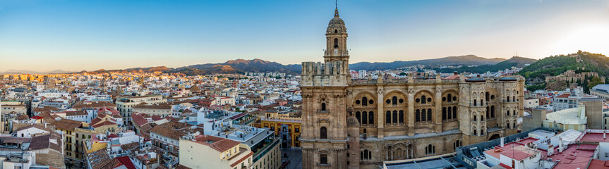 Obraz premium Cityscape of Malaga Cathedral and city at dawn
