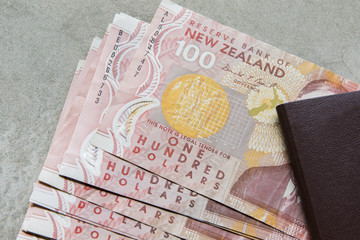 one hundred dollars bank note of new zealand