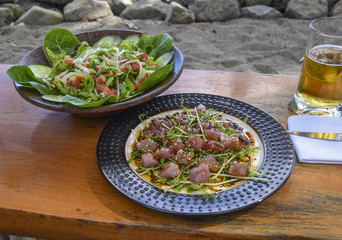 Carpaccio di tonno con germogli e semi di sesamo