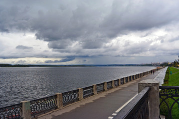 Fototapeta na wymiar View on the Volga embankment of the Samara city in anticipation of thunderstorm.