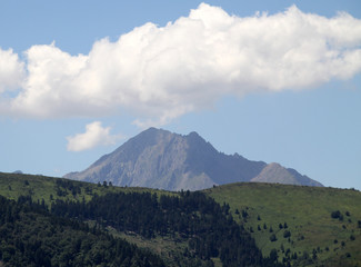 Montaña en los Pirineos en un día de verano