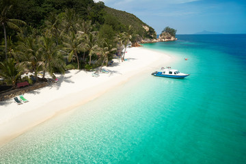 Naklejka premium Widok z lotu ptaka pięknej plaży na wyspie Rawa. Biała piaszczysta plaża widziana z góry. Malezja.