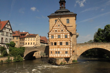 Bamberger Wahrzeichen: Altes Rathaus zwischen dem Strom
