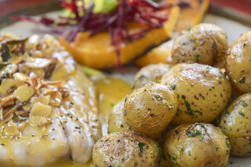 Filetto di pesce con patate arrosto e zucca