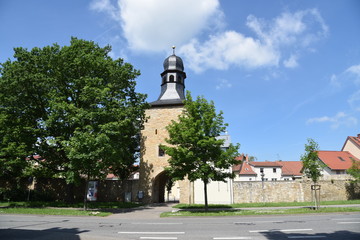 Fototapeta na wymiar Erfurter Tor und Stadtmauer in Sömmerda