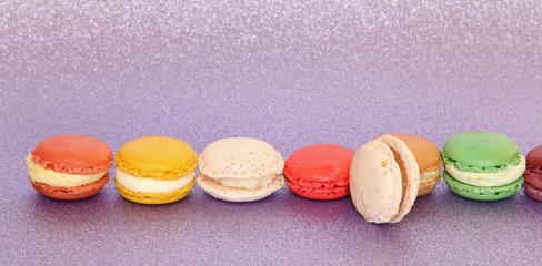 Macarons sur fond pailleté violet