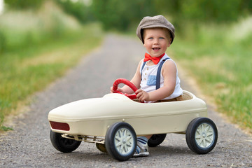 Rennfahrer im Tretauto