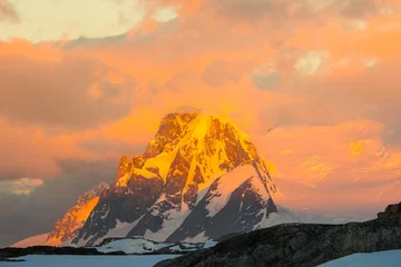 Zelfklevend Fotobehang Glowing red mountains at sunset in Antarctica © Achim Baqué