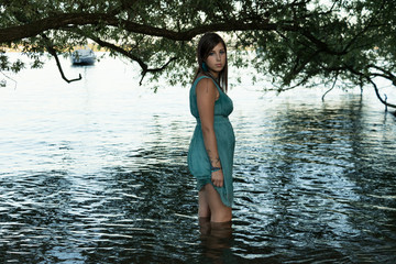 Fototapeta premium La ragazza in abito elegante nel lago