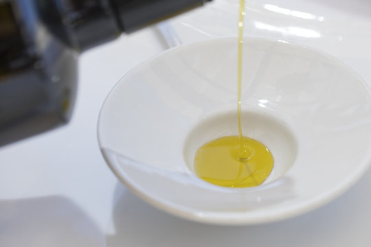 aceite, azeite, bottle, cooking, pouring, background, with, vegetable, tomato, salad, and, olive oil, olive, oliva