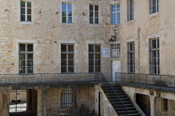 Fototapeta na wymiar Cour du couvent de la Visitation à Dole