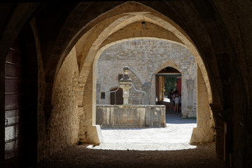 Porche dans l'abbaye de Baume-les-Messieurs