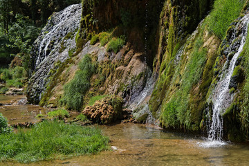 Cascades dans la vallée de Baume-Les-Messieurs 