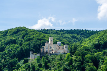 Fototapeta na wymiar Schloss Stolzenfels Rheintal Rhein bei blauen Himmel mit Wolken