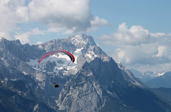 Gleitschirmflieger vor der Zugspitze