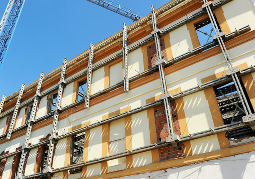 Refuerzo de la fachada de un edificio durante las obras