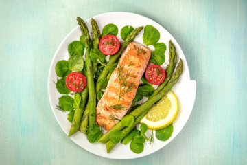 Grilled salmon with asparagus and green salad