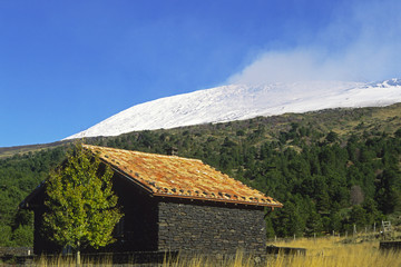 Etna veduta con casa rurale