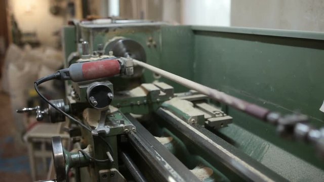 The grinding machine grinds the billiard cue blank