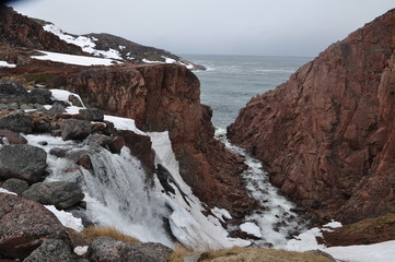 река в скале