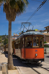 Fototapeta na wymiar Straßenbahn in Soller auf Mallorca