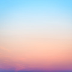 Obraz premium Zachód słońca lub wschód słońca kolorowe niebo