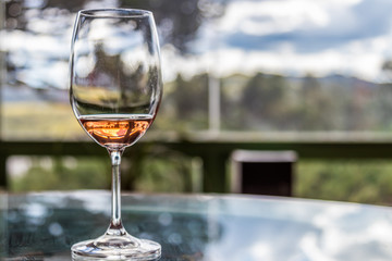 Taça com vinho rosado.