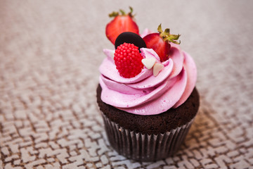 Cupcakes with strawberries and cream