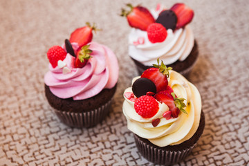 Cupcakes with strawberries and cream