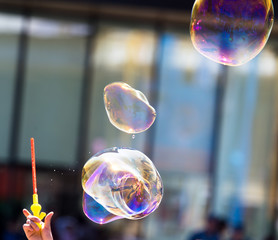 Beautiful soap bubbles fly in the city