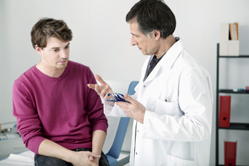 Obraz premium Man in consultation, dialogue