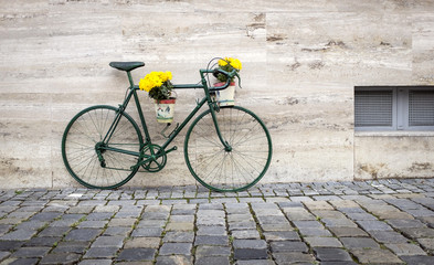 grünes Fahrrad mit Blumenschmuck in der Stadt - 158908807