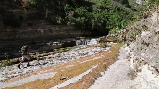 Escursionista camina, cascata di Cassibile, riserva naturale orientata Cavagrande del Cassibile, Siracusa, Sicilia