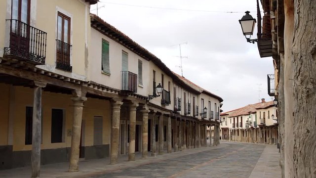 Vista de la calle principal del Pueblo de Ampudia en Palencia. España, con sus característicos soportales
