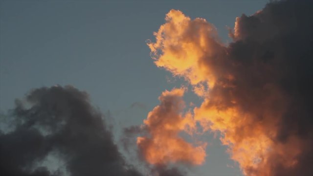 Cielo con cumulos de nubes al atardecer en movimiento
