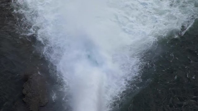 Chorro de Agua en el Dique de una Presa 