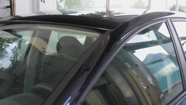 T&uacute;nel de Lavado de Coches Autom&aacute;tico. Proceso final de secado del techo del coche