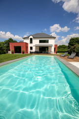 piscine avec terrasse dans jardin et maison moderne 2 - obrazy, fototapety, plakaty