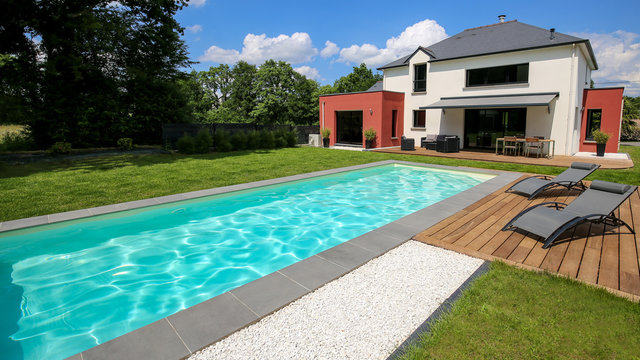 piscine avec terrasse dans jardin et maison moderne 1