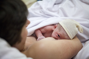 In the delivery room, skin to skin contact and first attempt at breast-feeding